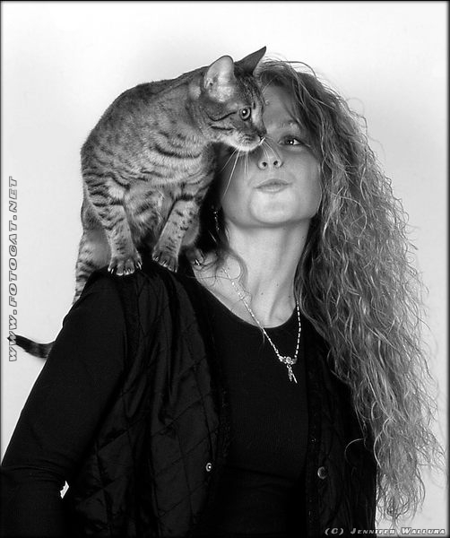 Frau mit Katze auf Schulter