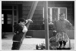 Kinder auf einem Spielplatz